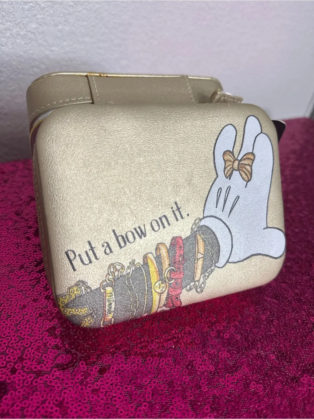 NEW w TAGS 🏷️ Gold Jewelry Case ft. Minnie Mouse hand, “Put a Bow on It” graphic